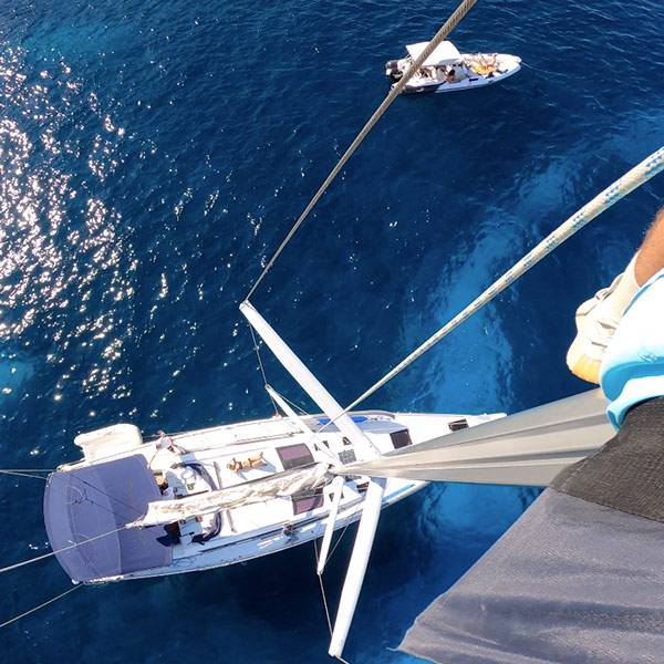 Extérieur d'un voilier sur la mer vue de haut