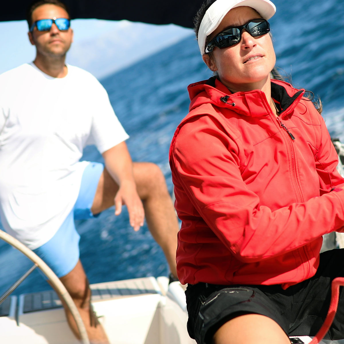 Couple navigant sur la mer à bord d'un voilier